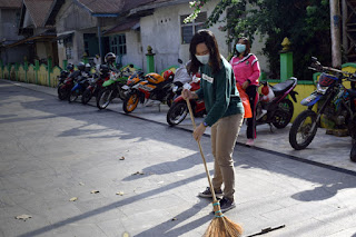 Kerja Bakti Jum’at Bersih membersihkan lingkungan di Kawasan Keraton Surya Negara