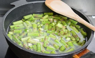 mettez les tronçons d'asperge, l'ail épluché et de l'eau  à hauteur, sel et poivre. Couvrez et laissez cuire une vingtaine de minutes jusqu'à ce que ce soit tendre.