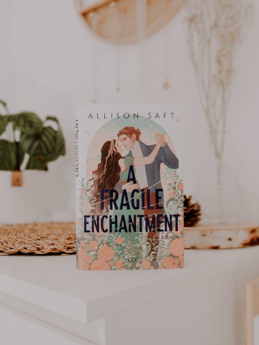 Bücherblog. Rezension. Buchcover. A Fragile Enchantment von Allison Saft. Fantasy. LYX.