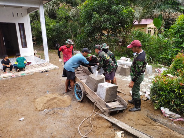 Satgas TMMD Ke-111 Kodim 1207/Pontianak Distribusikan Landasan Tiang Bendera Ke Rumah Warga Menggunakan Gerobak