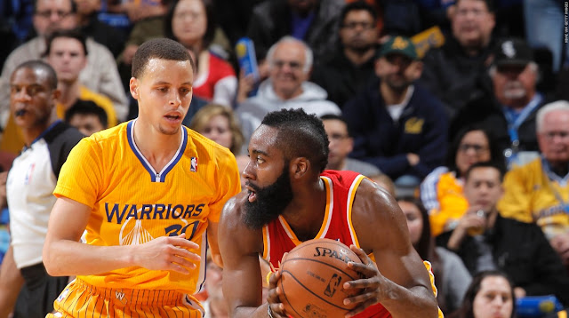 Stephen Curry défends sur James Harden, lors d'un match NBA entre les Warriors de Golden State et les Rockets de Houston.