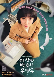 Woo Young-woo, pengacara muda dengan autisme dari drama Extraordinary Attorney Woo (2022), berdiri dengan senyum lembut di depan gedung pengadilan, mengenakan setelan profesional, mencerminkan kecerdasannya, keunikan pribadinya, dan semangat keadilan.