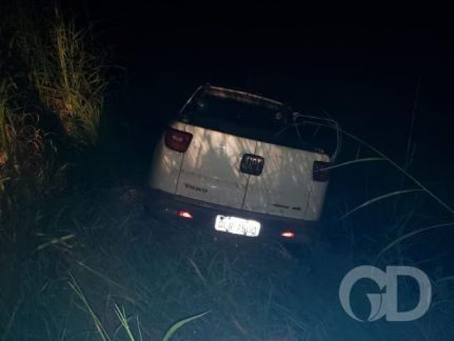 Bandidos pulam de carro em movimento, atiram na PM e conseguem fugir em Acorizal.