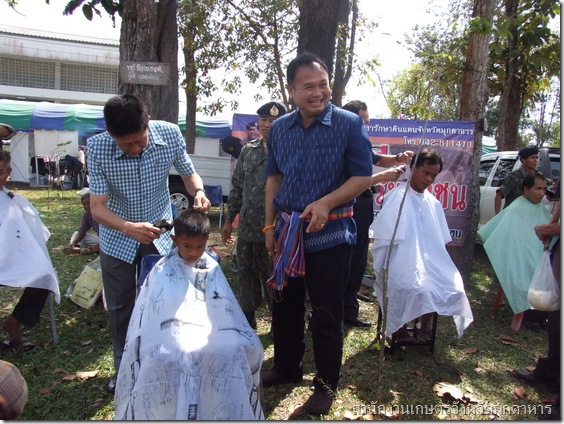 รองผู้ว่าราชการจังหวัดมุกดาหาร ตัดผมให้นักเรียนที่มารับบริการ