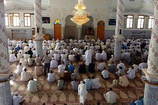 mendengarkan khutbah jumat