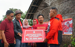 Tak Kenal Hari Libur, Bupati Lampung Selatan Tetap Sambangi Warganya, Serahkan Bantuan Bedah Rumah di Desa Hara Banjarmanis