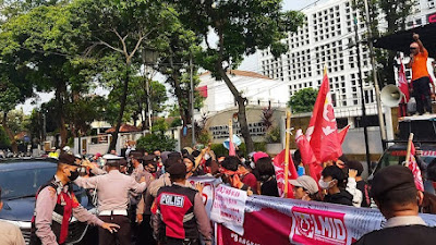 LMID Aksi di Depan Kantor KPU RI, Tutup Jalan Imam Bonjol Sambil Teriak Revolusi