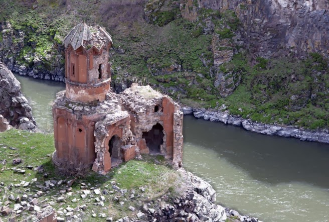 H τουρκική πόλη φάντασμα με τις χίλιες και μία εκκλησίες