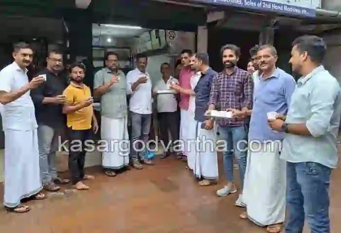 Kasaragod News, Malayalam News, Karnataka Election News, Congress, Karnataka Polls 2023, UDF activists celebrates Congress win in Karnataka.
