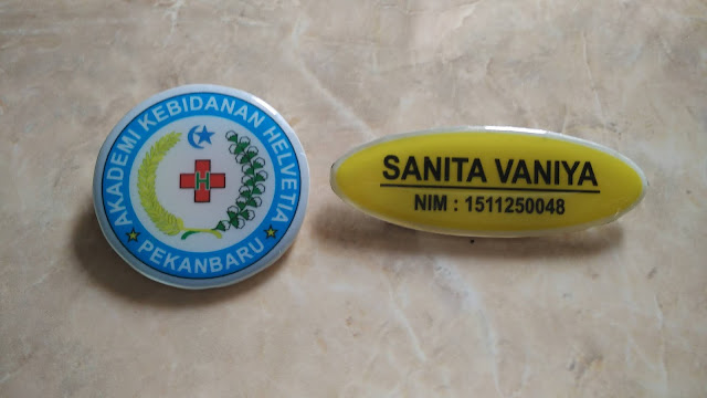 Pin Bidan dan Nama Dada