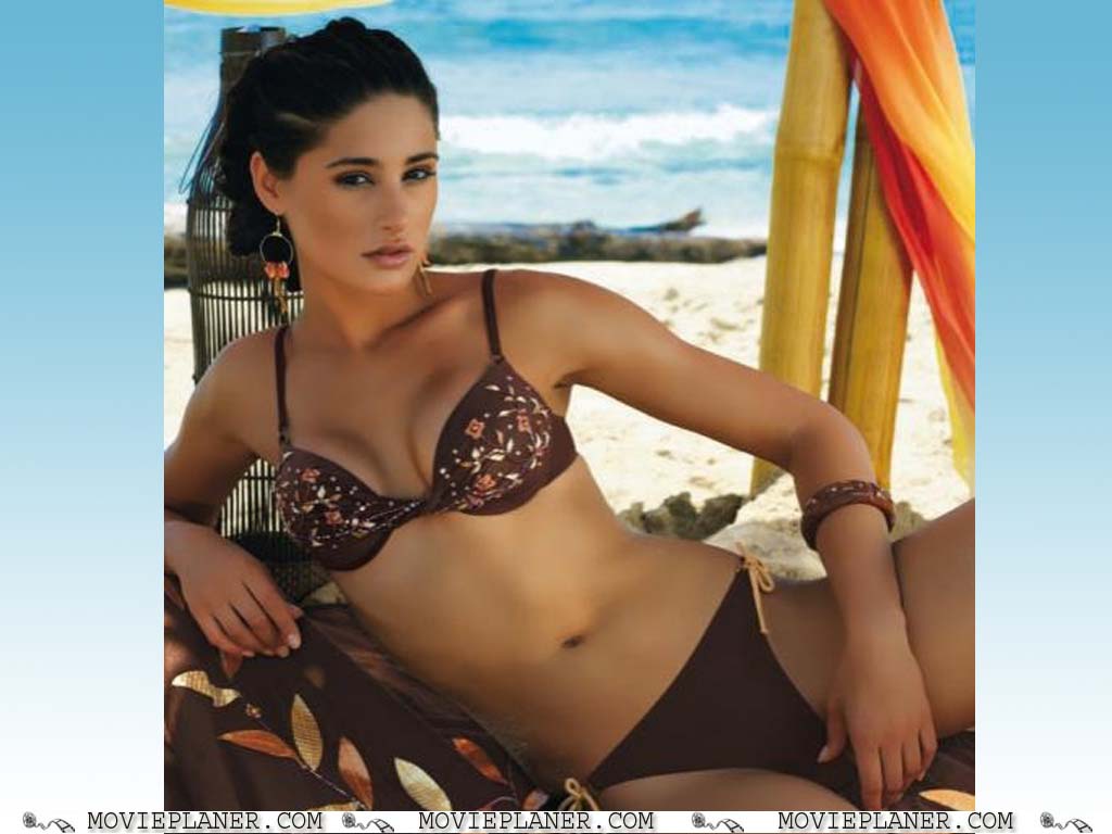 ... oops pics from main tera hero nargis fakhri oops pics from main tera