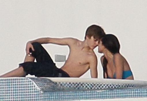 Justin Bieber And Selena Gomez Kissing On Yacht. hot justin bieber and selena
