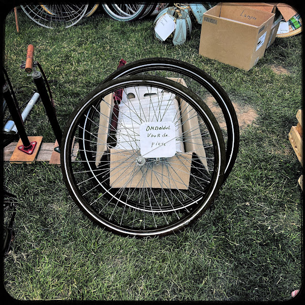 Fietswielen met bord 'Ondeldel voor de fiets', vlooeienmarkt Duiven