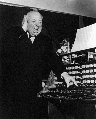 Alfred Hitchcock en el estudio de Oskar Sala en Mars Film en 1961 bromeando con los sonidos del Mixturtrautonium