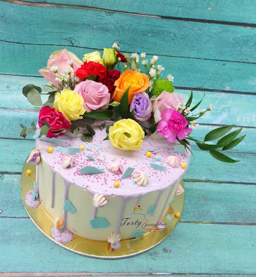 tort z żywymi kwiatami