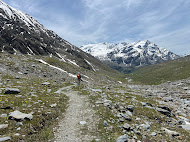Walking south from Rifugio Forni toward Rifugio Branca