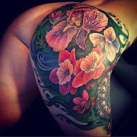 Tatuajes de flores en las pompis