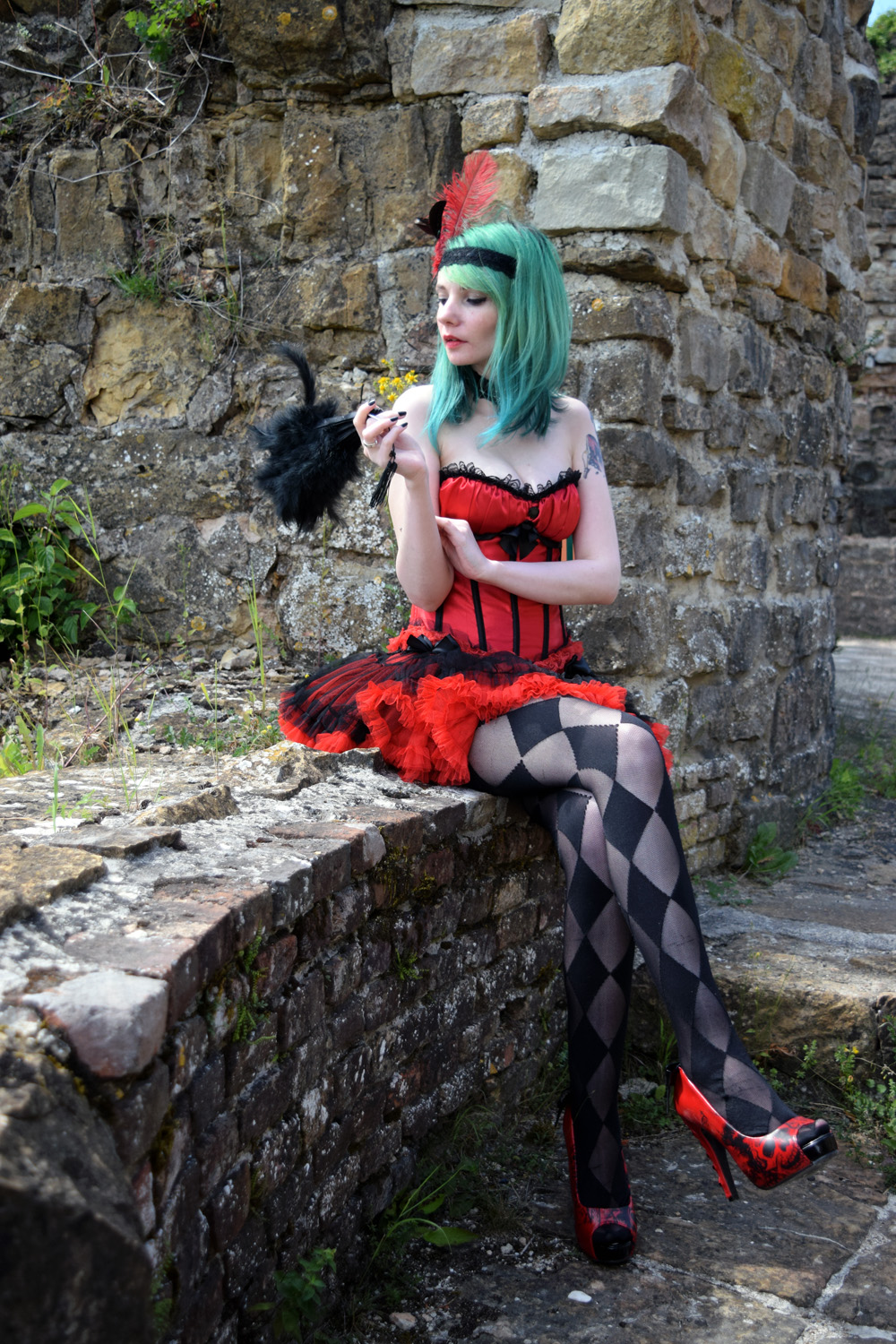 Look Burlesque d'inspiration charleston, Corset rouge et noir, jupe frou-fou GLP, escarpins Iron Fist American Nigthmare et headband de la créatrice Mandzou