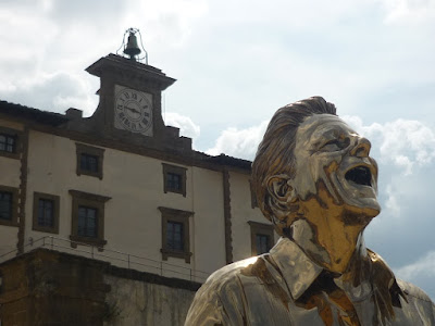 Edificio del Belvedere de Florencia con una estatua de Jan Fabre en primer plano