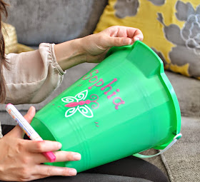 How to write names on beach pail