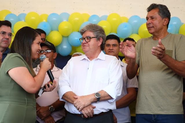 João Azevêdo entrega caminhão com baú isotérmico em Duas Estradas e destaca ações no município