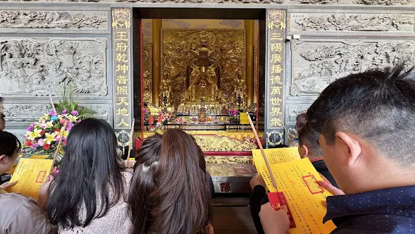 ▲信眾前來三陽玉府天宮-龍井天公廟敬拜玉皇上帝，祈求補運、補財庫，消災解厄，為新的一年增添好運。（記者林明佑攝）