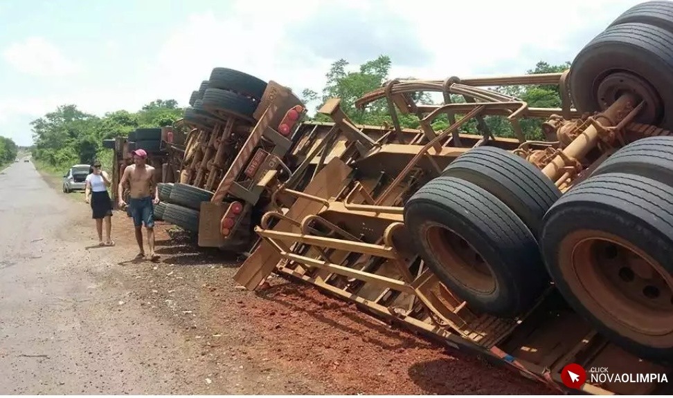 Carreta tomba na MT 358, próximo a Nova Olímpia; motorista é de Tangará da Serra