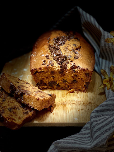 Bizcocho sin harina, con galletas molidas y chips de chocolate