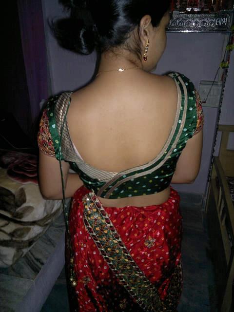 sexy-bhabhi-In-red-sari