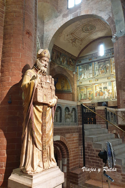 Basilica de San Teodoro de Pavía, estatua del santo