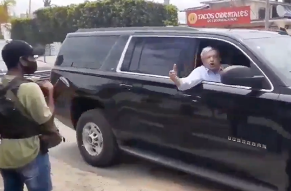 Video: Circula recibimiento por parte de hombres armados al Presidente Lopez Obrador en Guerrero