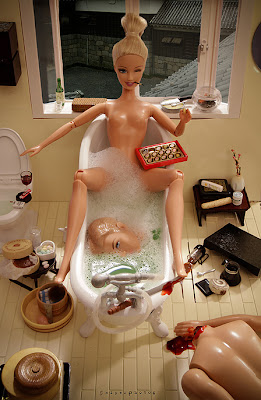 mariel clayton barbie kopuk banyosu yaparken