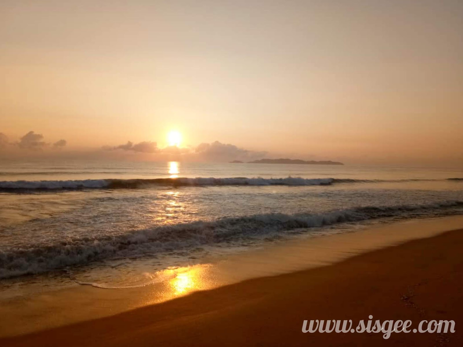 Tenang dan Nyaman Dapat Menginap Chalet Tepi Pantai di Ce ...