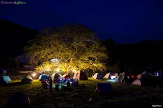 Anochece en la zona de acampada en las Jornadas de Senderismo en Valdepeñas de Jaén