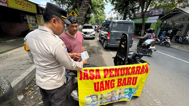 Antisipasi Uang Palsu, Sat Binmas Polres Kediri Sidak Lapak Penukaran Uang di Pare