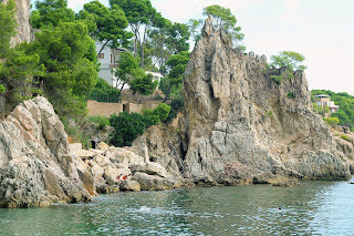Imponentes rocas en la Cala del Golfet en Calella de Palafrugell