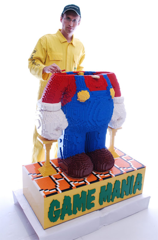 Estátua gigante do Mario feita de Lego