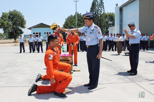 Komandan Lanud Iswahjudi Marsma TNI M. Syaugi menyiramkan air kembang kepada penerbang yang telah lulus terbang solo di depan Hanggar Skadron Udara 15, Selasa(04/09/2012) (Foto : Pentak Lanud Iswahjudi)