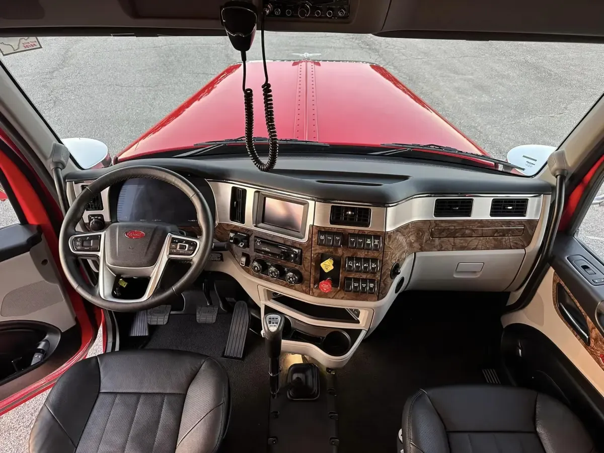 Interior do Peterbilt 589 modelo 2024