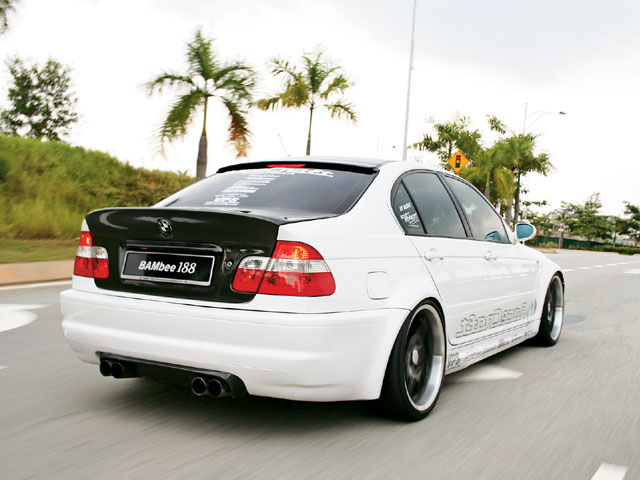 BMW 320i pictures