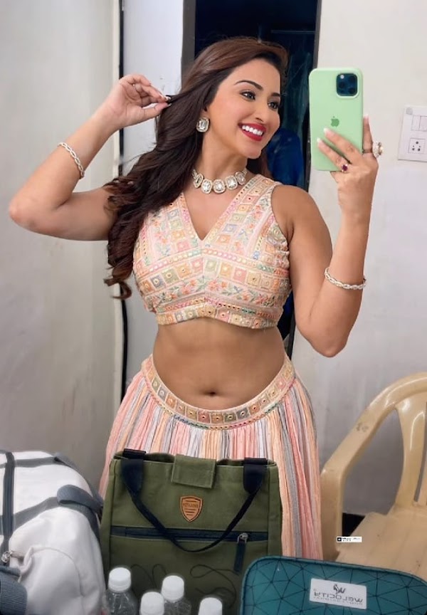 Esshanya Maheshwari navel hot selfie curvy actress