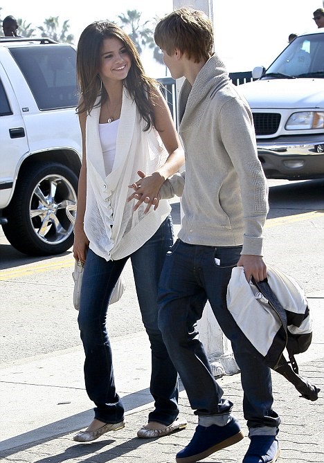 justin bieber and selena gomez pictures_12. Justin Bieber and Selena Gomez