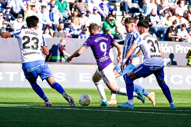 Weissman entre Escassi, Andrés Caro y Brandon está a punto de marcar. MÁLAGA C. F. 2 REAL VALLADOLID C. F. 2 Sábado 09/04/2022, 18:15 horas. Campeonato de Liga de 2ª División, jornada 35. Málaga, estadio de La Rosaleda: 18.004 espectadores.