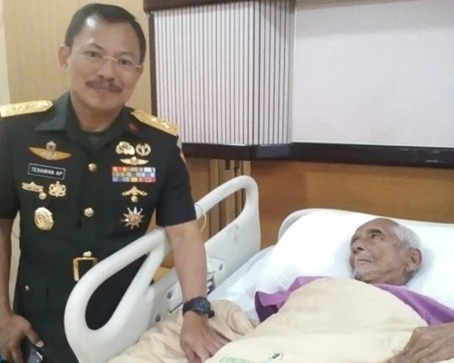 Operasi Katarak Nyak Sandang Ditangani Dokter Presiden