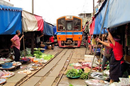 Pasar Maeklong, Salah Satu Pasar Yang Paling Berbahaya di Dunia