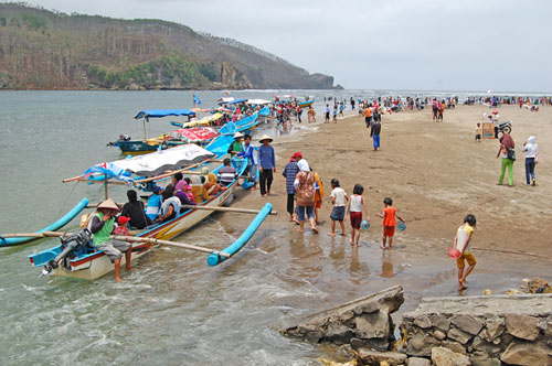 Cantiknya Pantai Jetis Nusawungu Di Kabupaten Cilacap