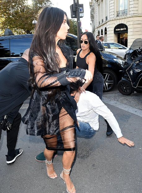 Kim Kardashian has butt kissed by journalist in Paris