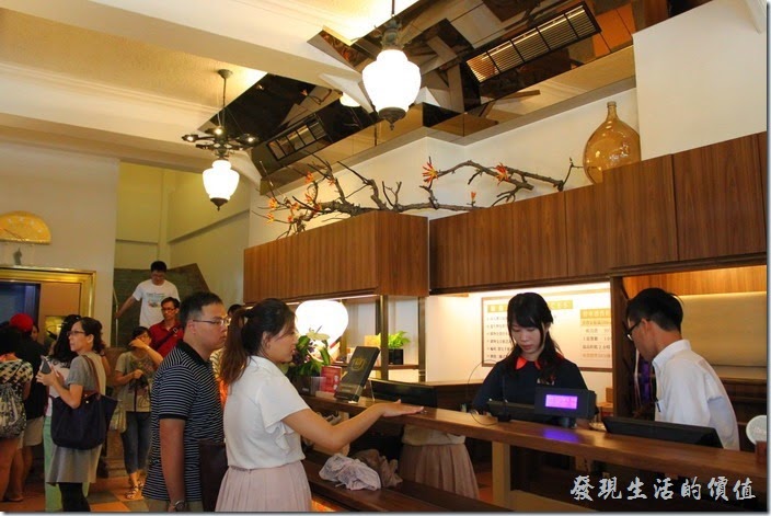 台南-林百貨重新開幕。電梯門口永遠有一堆人在排隊，不過這次由於有入館人數管制，所以排隊的人潮沒有想像的多。