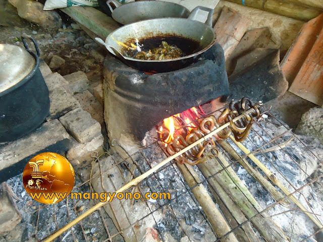 FOTO : Goreng Belut dan panggang belut di tungku / hawu.