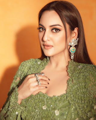 Sonakshi-Sinha's-photograph